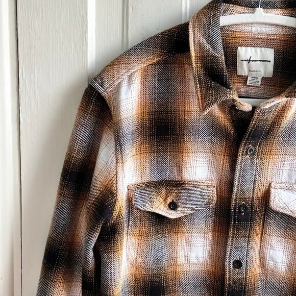American Eagle Classic Fit Plaid Flannel Button Down Shirt - Picture 4 of 9